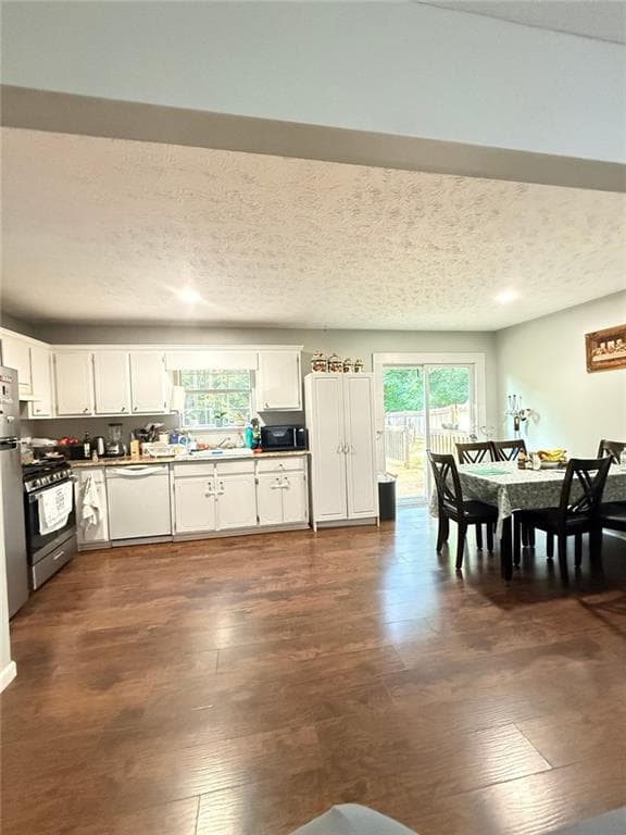 4 bedroom, 3 bathroom, 1,936 sq ft single family residence for sale at 4400 Leafview Drive, Gillsville, GA 30543 — photo 3