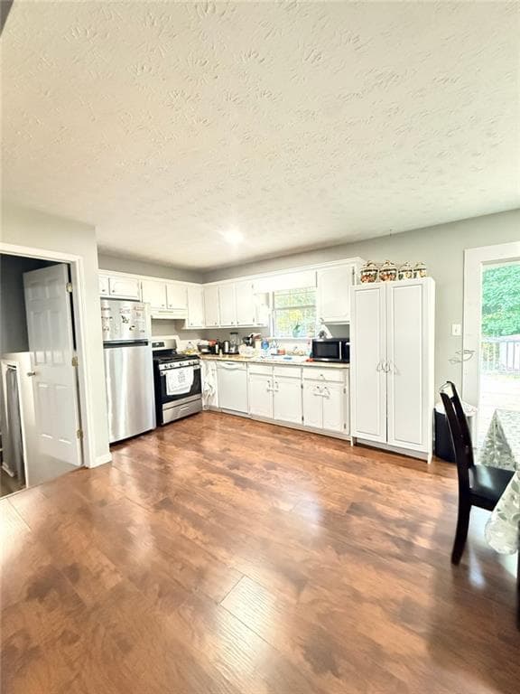 4 bedroom, 3 bathroom, 1,936 sq ft single family residence for sale at 4400 Leafview Drive, Gillsville, GA 30543 — photo 6