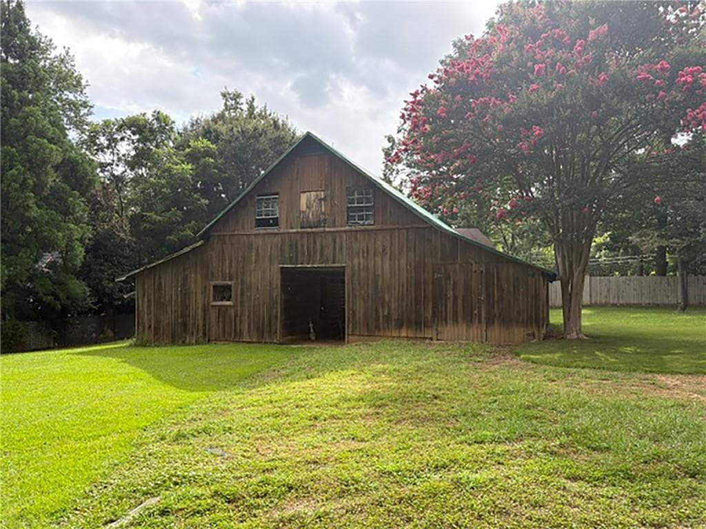 3 bedroom, 2 bathroom single family residence under contract at 3290 Lower Roswell Road, Marietta, GA 30068 — photo 5