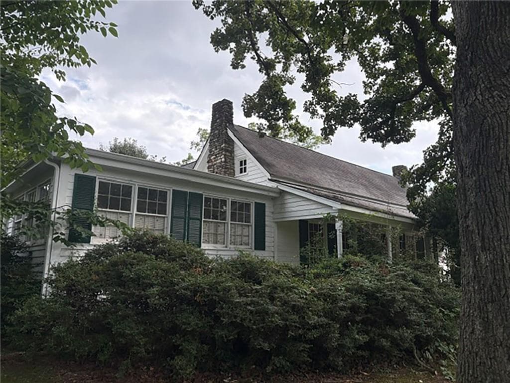 3 bedroom, 2 bathroom single family residence under contract at 3290 Lower Roswell Road, Marietta, GA 30068 — photo 6