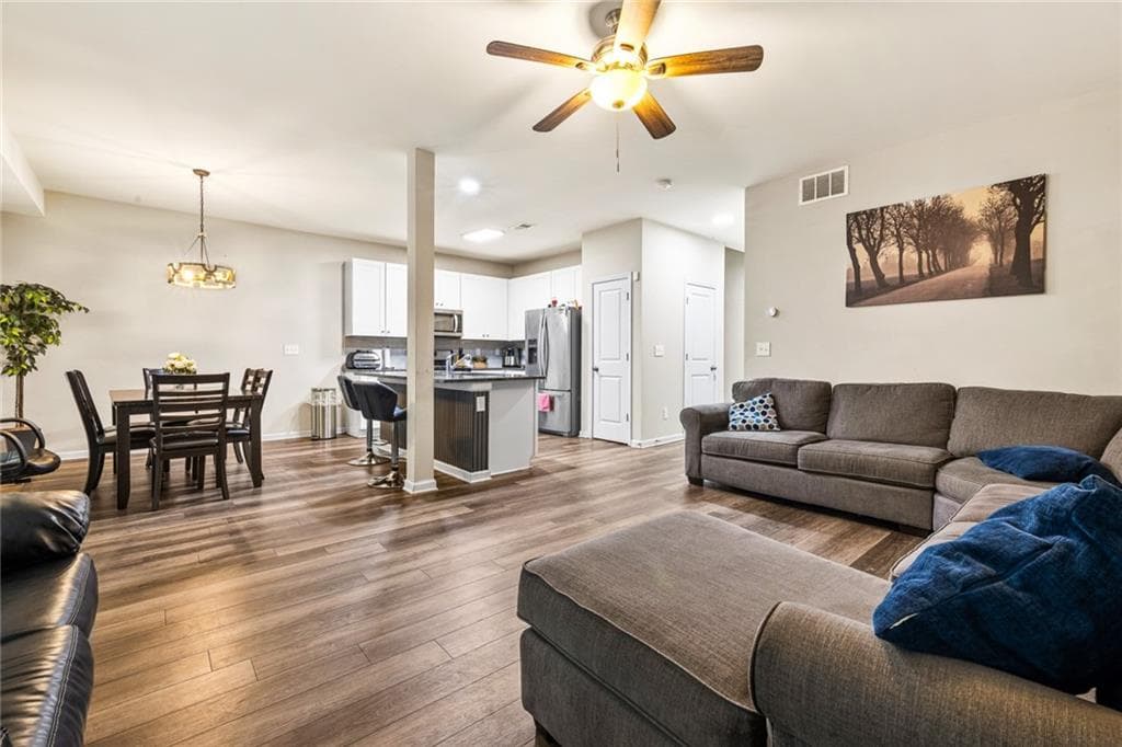 4 bedroom, 3 bathroom, 2,024 sq ft townhouse under contract at 1062 Valley Rock Drive, Lithonia, GA 30058 — photo 3