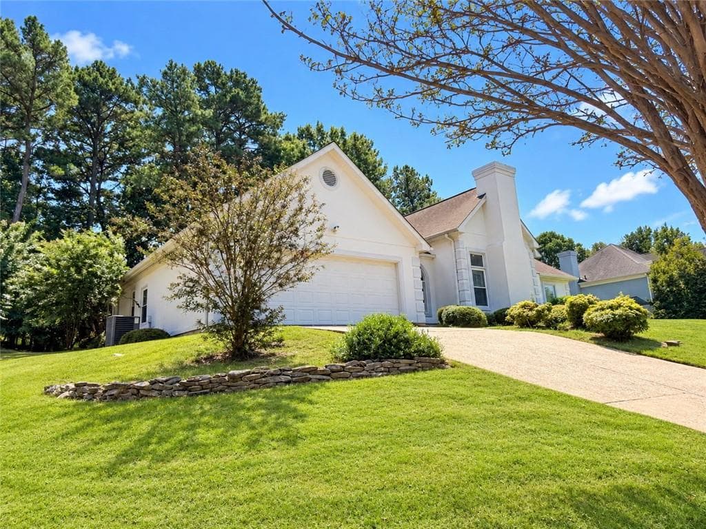 3 bedroom, 2 bathroom, 2,685 sq ft single family residence for sale at 1090 Swan Mill Court, Suwanee, GA 30024 — photo 2