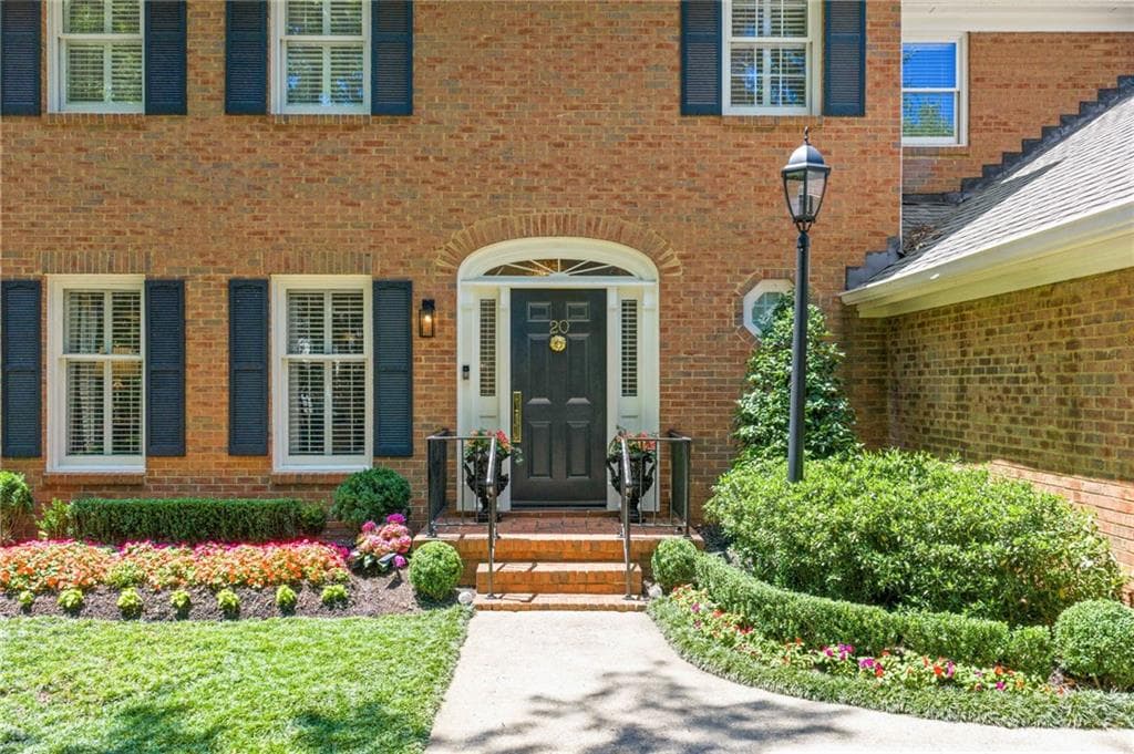 3 bedroom, 3 bathroom, 2,762 sq ft townhouse for sale at 20 Pointe Terrace, Atlanta, GA 30339 — photo 2