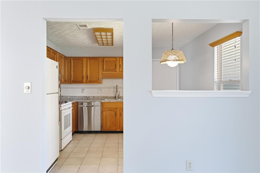 3 bedroom, 2 bathroom, 1,130 sq ft single family residence under contract at 693 Brandlwood Way, Lilburn, GA 30047 — photo 6