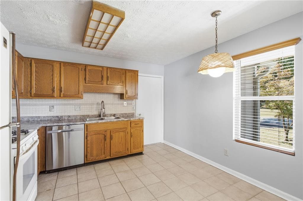 3 bedroom, 2 bathroom, 1,130 sq ft single family residence under contract at 693 Brandlwood Way, Lilburn, GA 30047 — photo 7