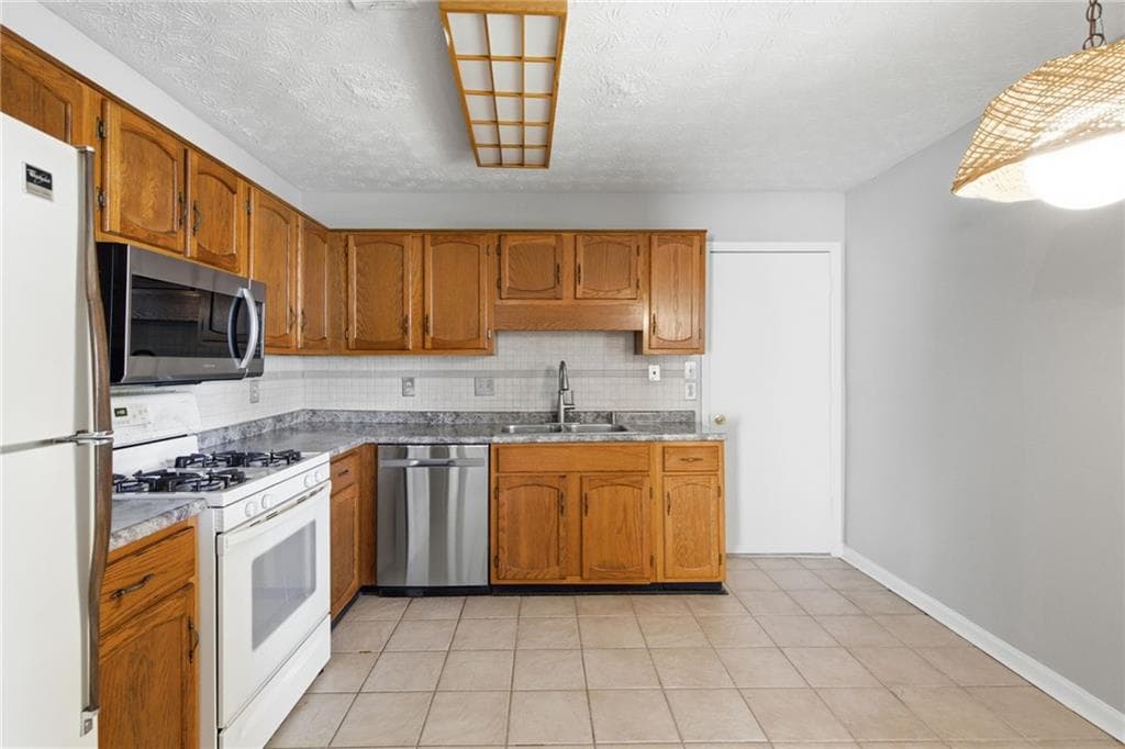 3 bedroom, 2 bathroom, 1,130 sq ft single family residence under contract at 693 Brandlwood Way, Lilburn, GA 30047 — photo 8