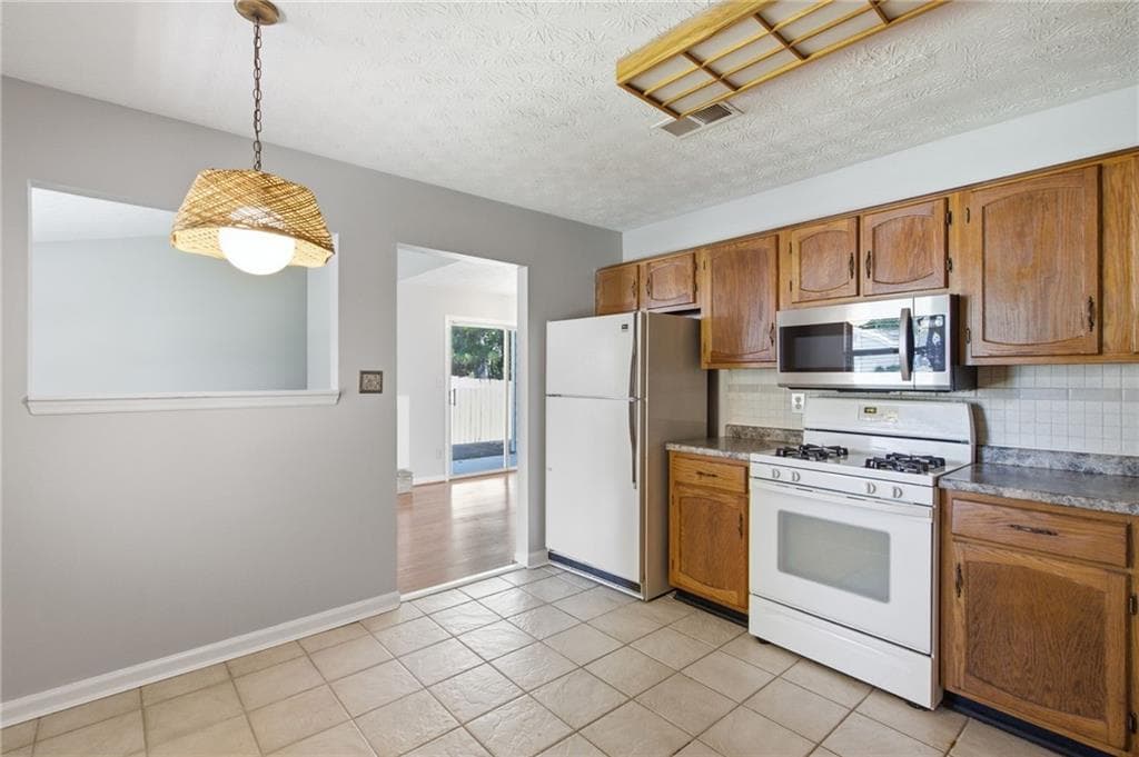3 bedroom, 2 bathroom, 1,130 sq ft single family residence under contract at 693 Brandlwood Way, Lilburn, GA 30047 — photo 9
