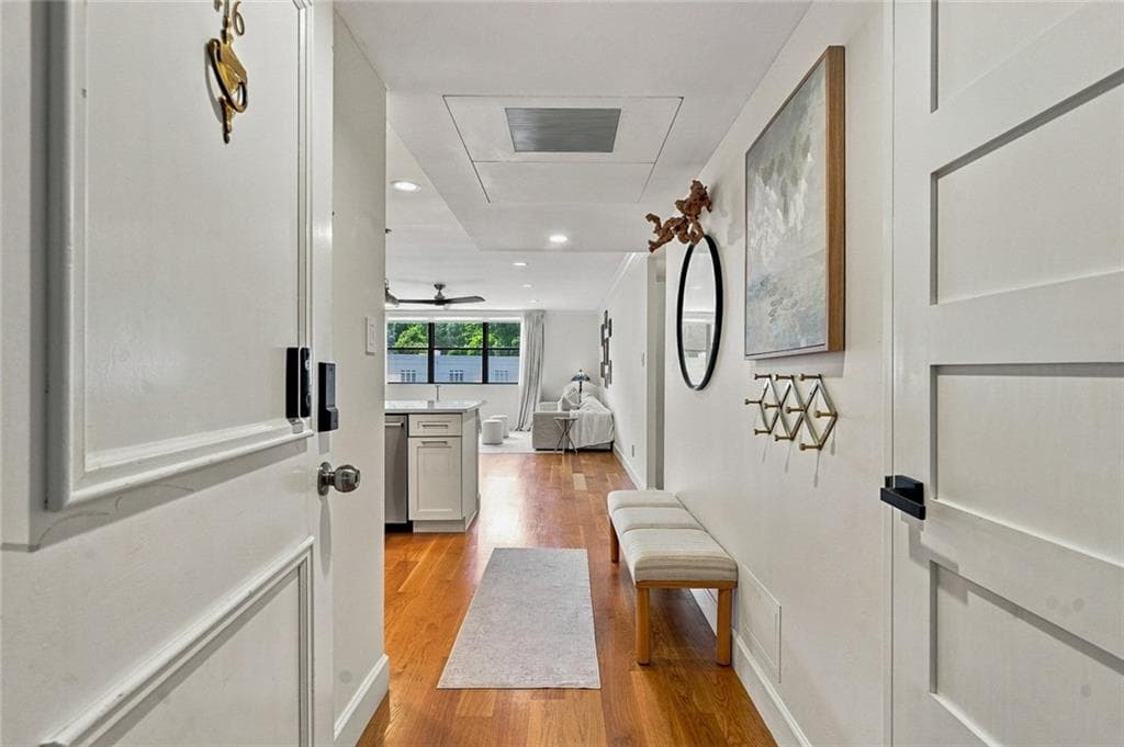 2 bedroom, 2 bathroom, 1,012 sq ft condominium for sale at 2965 Pharr Court South UNIT 416, Atlanta, GA 30305 — photo 2