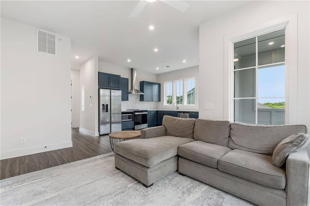2 bedroom, 2 bathroom, 921 sq ft condominium for sale at 1290 Longreen Terrace NW 2, Atlanta, GA 30318 — photo 6