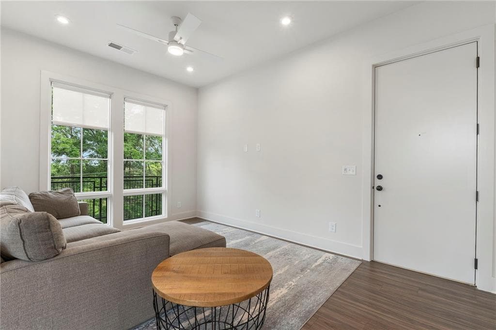 2 bedroom, 2 bathroom, 921 sq ft condominium for sale at 1290 Longreen Terrace NW 2, Atlanta, GA 30318 — photo 7