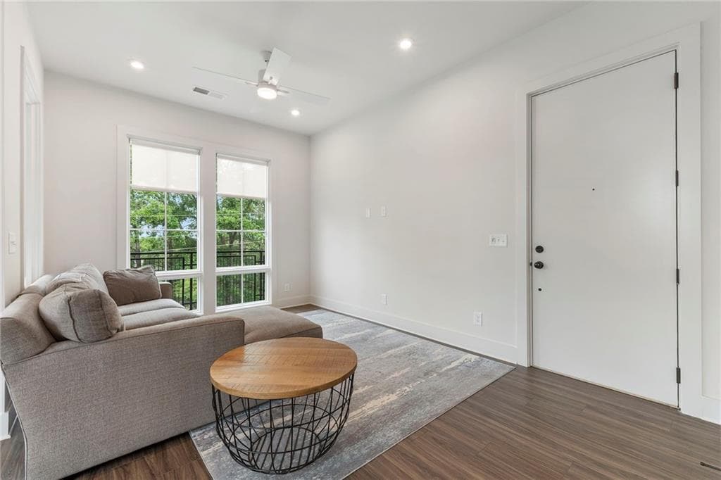 2 bedroom, 2 bathroom, 921 sq ft condominium for sale at 1290 Longreen Terrace NW 2, Atlanta, GA 30318 — photo 8