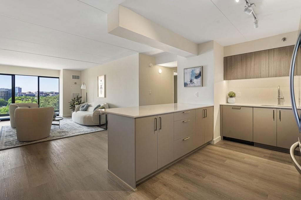 1 bedroom, 1 bathroom, 814 sq ft condominium for sale at 2460 Peachtree Road 301, Atlanta, GA 30305 — photo 4