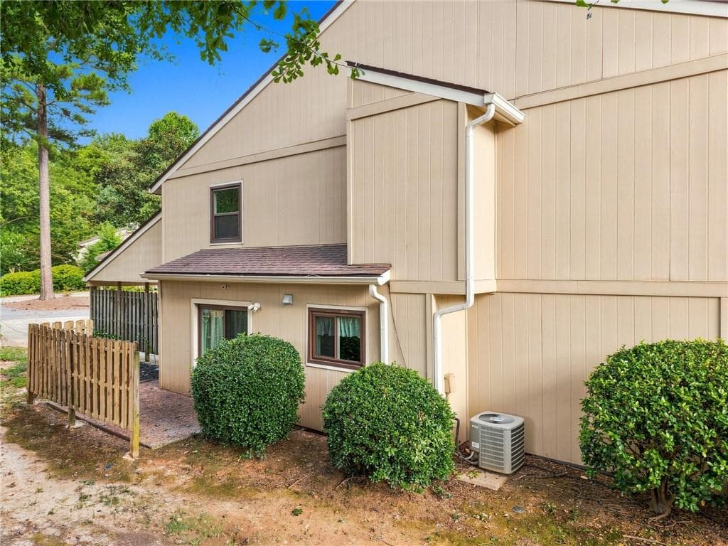 4 bedroom, 3 bathroom, 1,902 sq ft condominium for sale at 6340 Brandywine Trail, Peachtree Corners, GA 30092 — photo 4