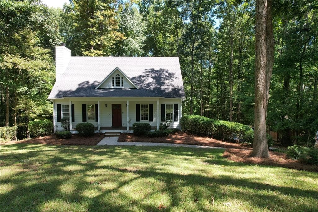 3 bedroom, 3 bathroom, 2,042 sq ft single family residence for sale at 5960 Bridle Drive, Cumming, GA 30028 — photo 3