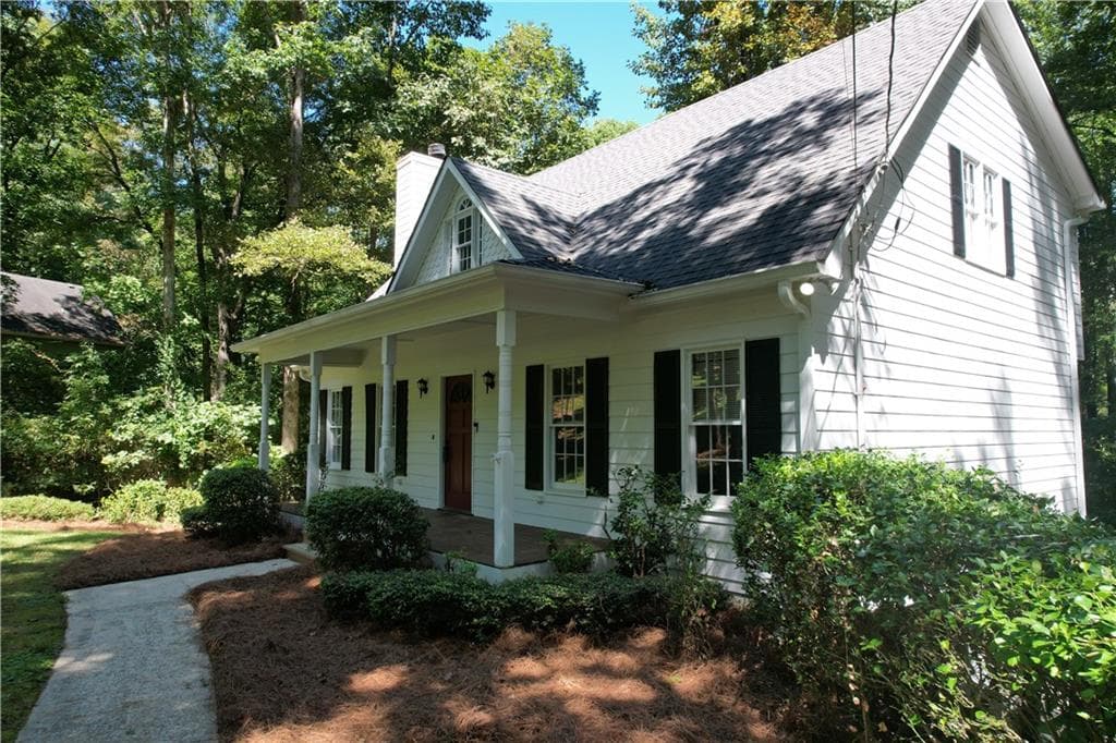 3 bedroom, 3 bathroom, 2,042 sq ft single family residence for sale at 5960 Bridle Drive, Cumming, GA 30028 — photo 5