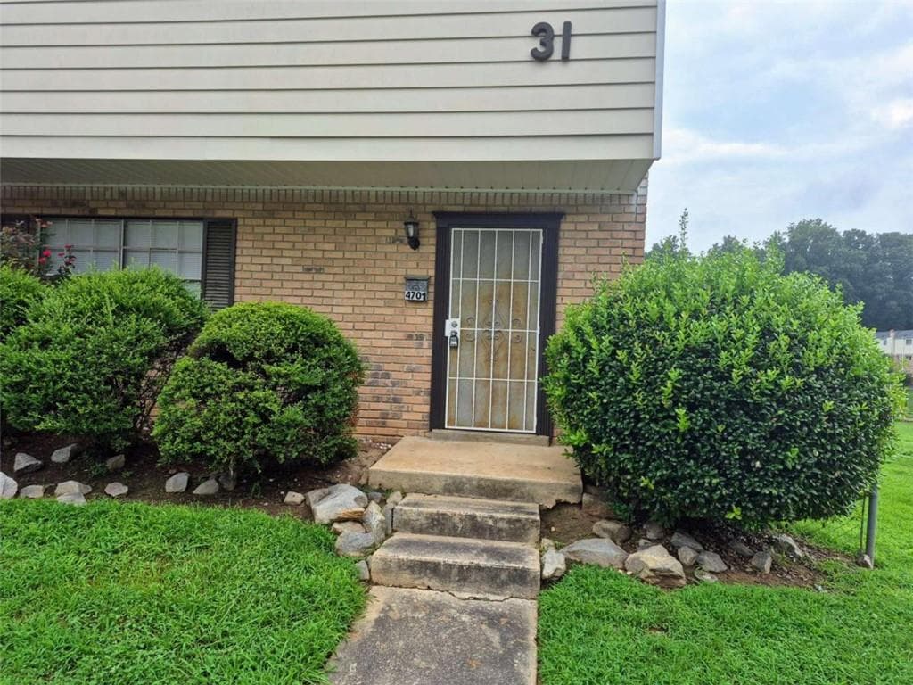 3 bedroom, 3 bathroom, 2,010 sq ft condominium for sale at 4701 Flat Shoals Road 31F, Union City, GA 30291
