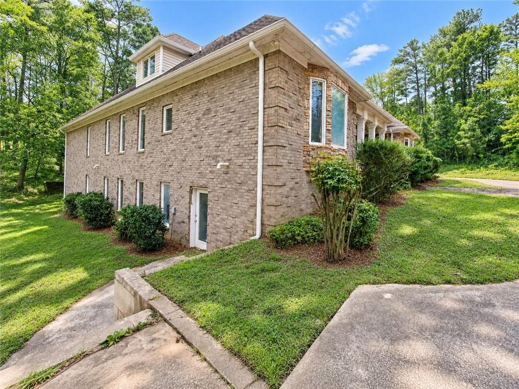 7 bedroom, 5 bathroom, 5,813 sq ft single family residence for sale at 10060 Buice Road, Alpharetta, GA 30022 — photo 2