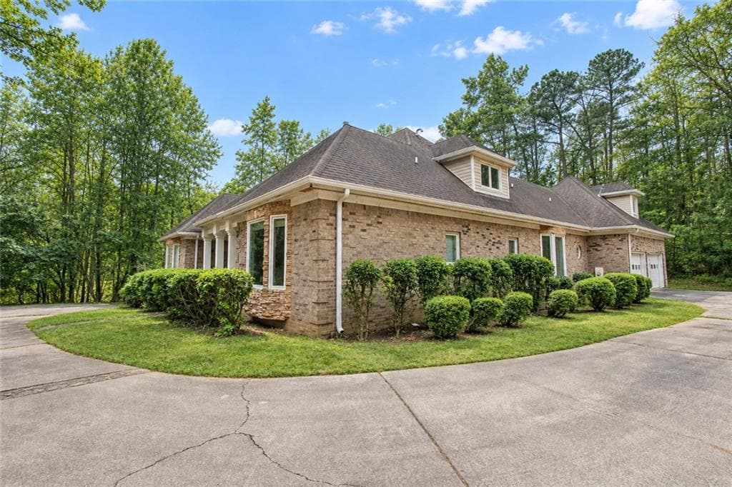 7 bedroom, 5 bathroom, 5,813 sq ft single family residence for sale at 10060 Buice Road, Alpharetta, GA 30022 — photo 3