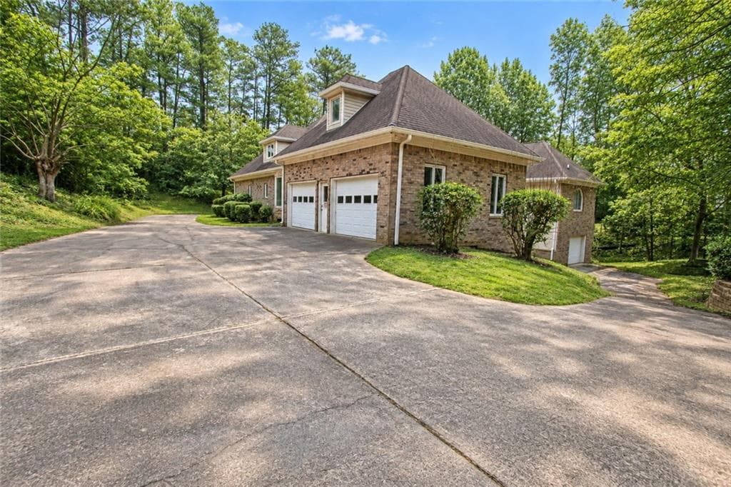 7 bedroom, 5 bathroom, 5,813 sq ft single family residence for sale at 10060 Buice Road, Alpharetta, GA 30022 — photo 4