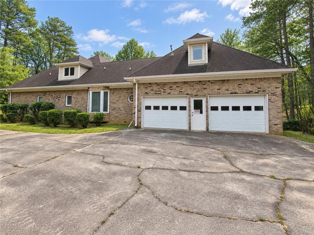 7 bedroom, 5 bathroom, 5,813 sq ft single family residence for sale at 10060 Buice Road, Alpharetta, GA 30022 — photo 5
