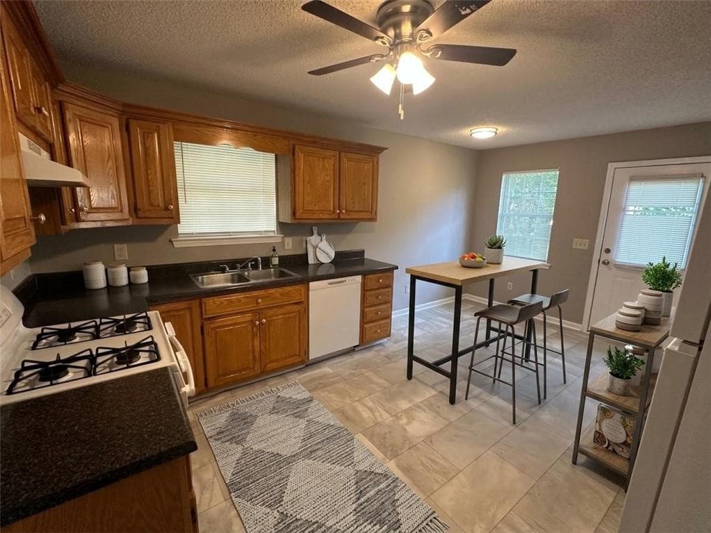3 bedroom, 2 bathroom, 1,112 sq ft single family residence under contract at 879 Buck Boulevard, Calhoun, GA 30701 — photo 6