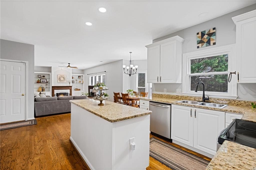 4 bedroom, 3 bathroom, 2,825 sq ft single family residence for sale at 210 Bristolstone Court, Alpharetta, GA 30005 — photo 8