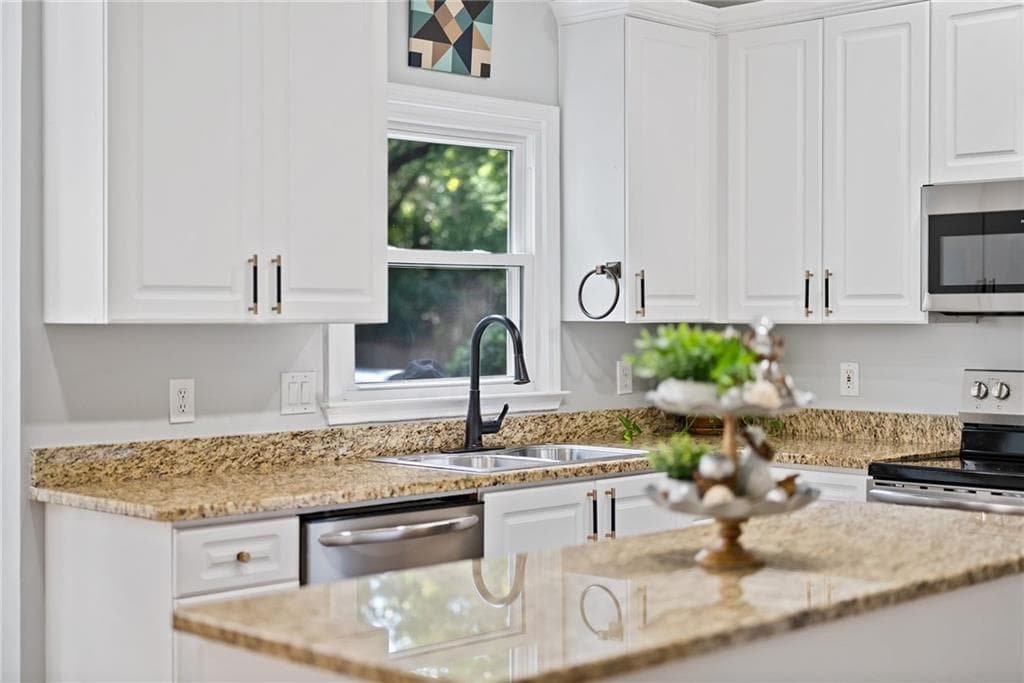4 bedroom, 3 bathroom, 2,825 sq ft single family residence for sale at 210 Bristolstone Court, Alpharetta, GA 30005 — photo 9