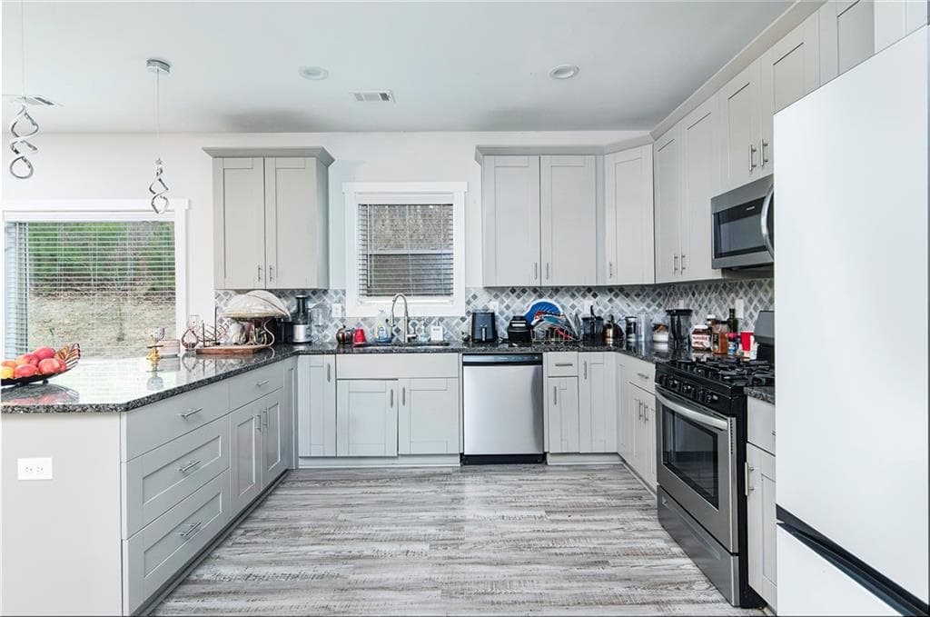 5 bedroom, 4 bathroom, 3,536 sq ft single family residence for sale at 5659 Eternal Drive, Atlanta, GA 30349 — photo 6