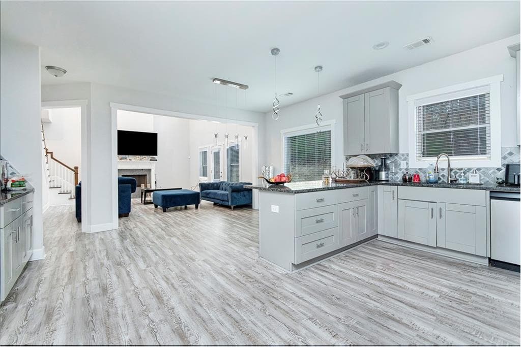 5 bedroom, 4 bathroom, 3,536 sq ft single family residence for sale at 5659 Eternal Drive, Atlanta, GA 30349 — photo 7