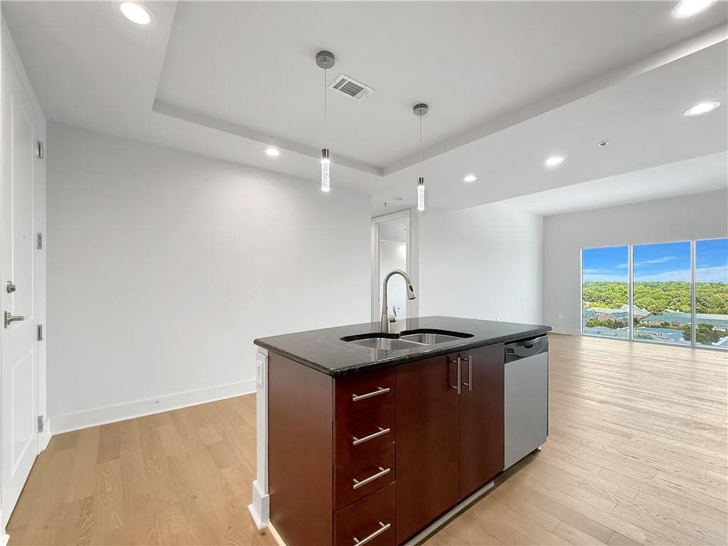 2 bedroom, 2 bathroom, 1,236 sq ft condominium for sale at 4561 Olde Perimeter Way 1909, Atlanta, GA 30346 — photo 7