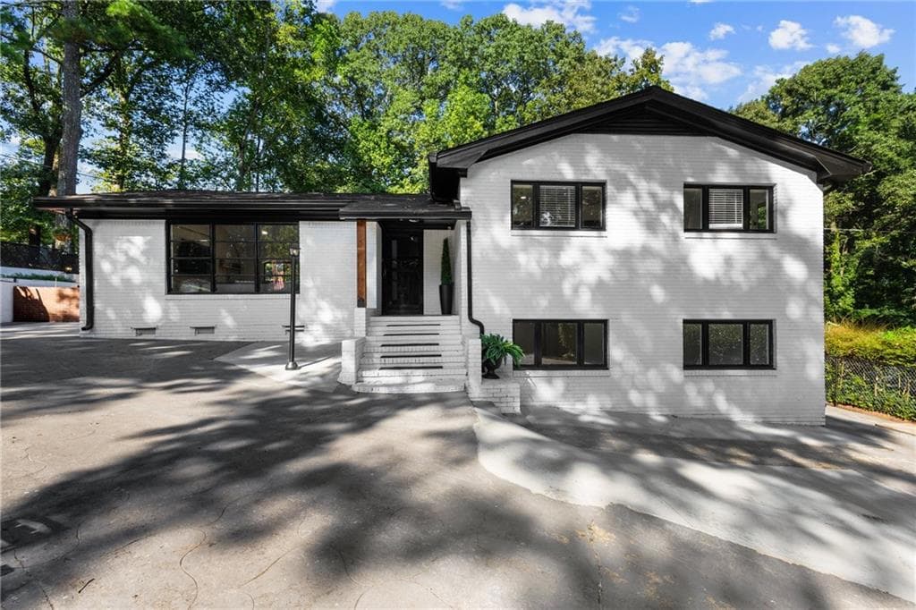 3 bedroom, 2 bathroom, 1,998 sq ft single family residence for sale at 2546 Skyland Trail, Atlanta, GA 30319 — photo 2