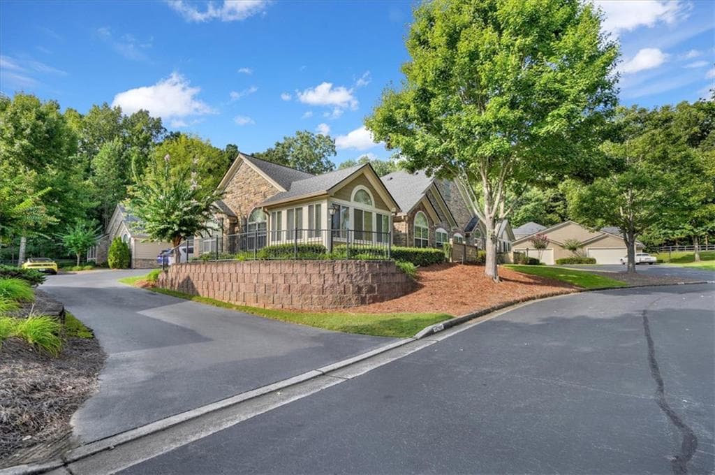 2 bedroom, 2 bathroom, 1,712 sq ft condominium under contract at 5278 Stone Village Circle 8, Kennesaw, GA 30152 — photo 2