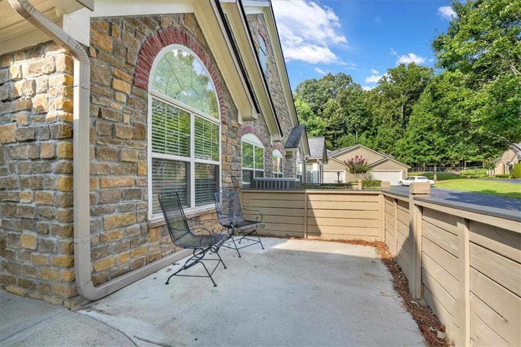 2 bedroom, 2 bathroom, 1,712 sq ft condominium under contract at 5278 Stone Village Circle 8, Kennesaw, GA 30152 — photo 3