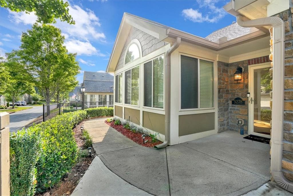 2 bedroom, 2 bathroom, 1,712 sq ft condominium under contract at 5278 Stone Village Circle 8, Kennesaw, GA 30152 — photo 4