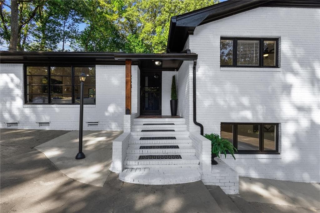 3 bedroom, 2 bathroom, 1,998 sq ft single family residence for sale at 2546 Skyland Trail, Atlanta, GA 30319 — photo 3