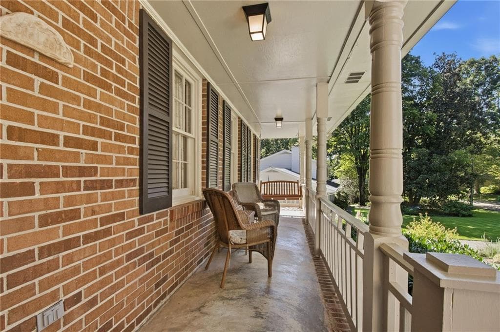 4 bedroom, 3 bathroom, 2,300 sq ft single family residence under contract at 1524 Summerford Court, Dunwoody, GA 30338 — photo 2