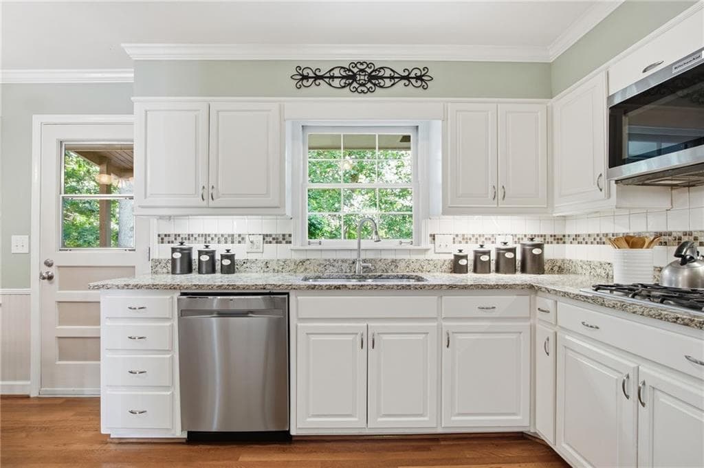 4 bedroom, 3 bathroom, 2,300 sq ft single family residence under contract at 1524 Summerford Court, Dunwoody, GA 30338 — photo 5