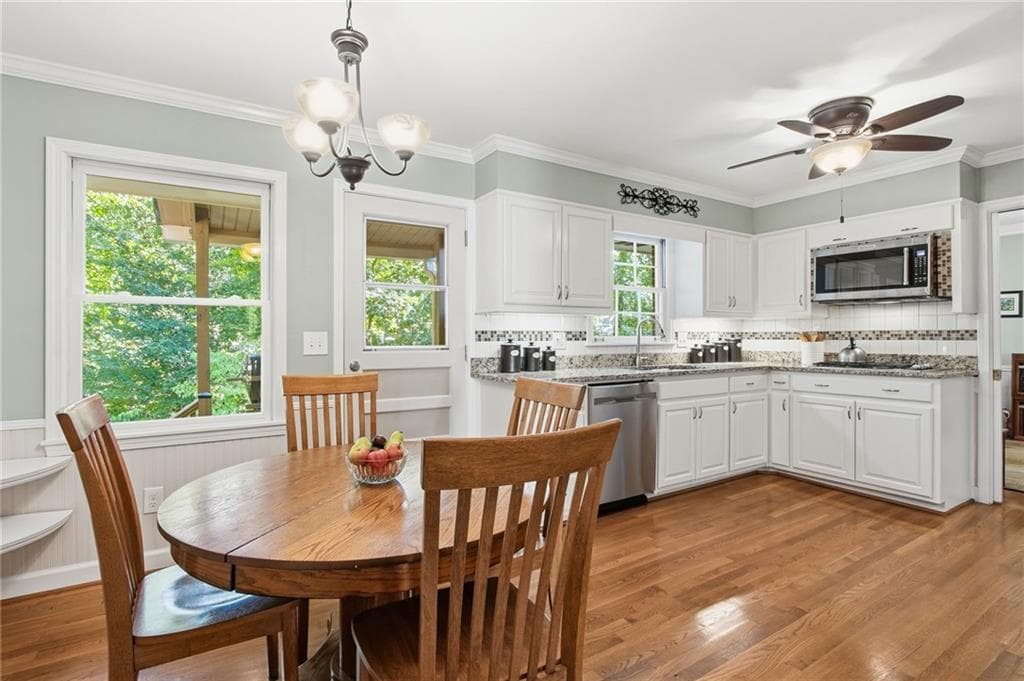 4 bedroom, 3 bathroom, 2,300 sq ft single family residence under contract at 1524 Summerford Court, Dunwoody, GA 30338 — photo 3