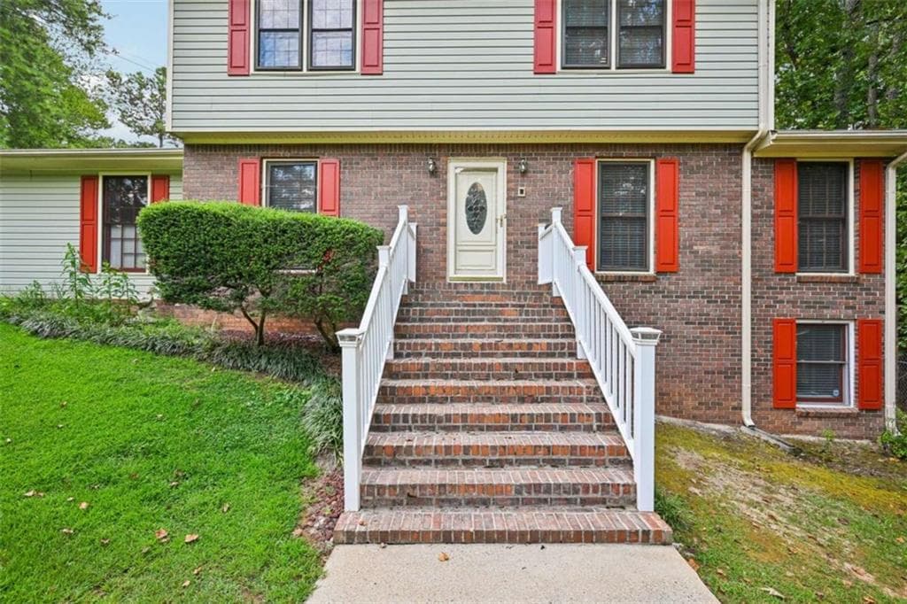 3 bedroom, 3 bathroom, 2,345 sq ft single family residence under contract at 6092 Lakeshore Drive, Mableton, GA 30126 — photo 3
