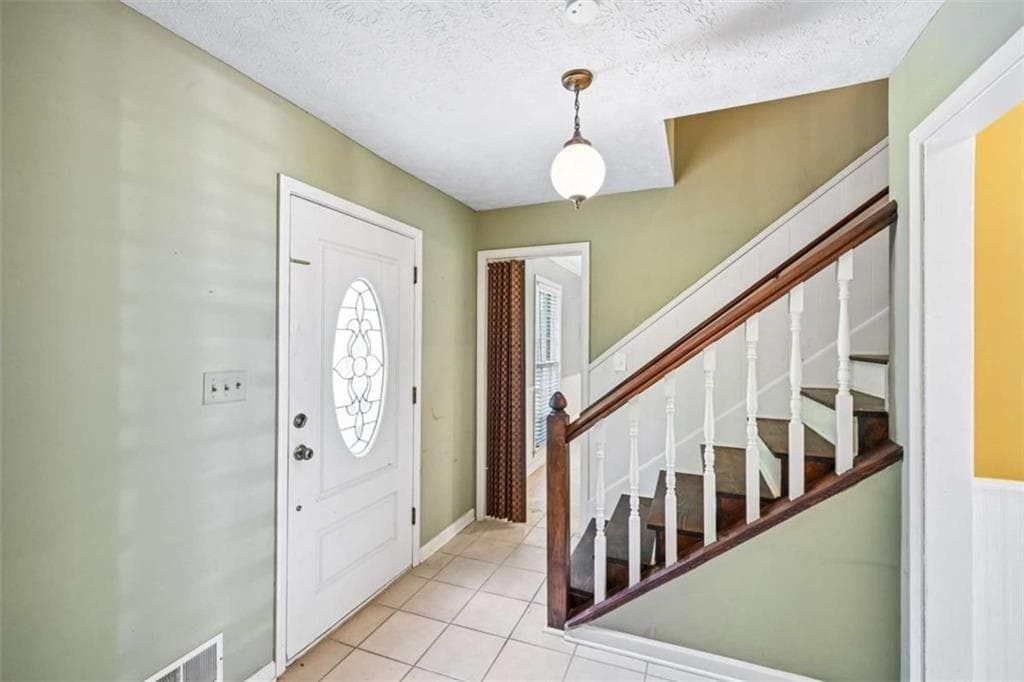 3 bedroom, 3 bathroom, 2,345 sq ft single family residence under contract at 6092 Lakeshore Drive, Mableton, GA 30126 — photo 4