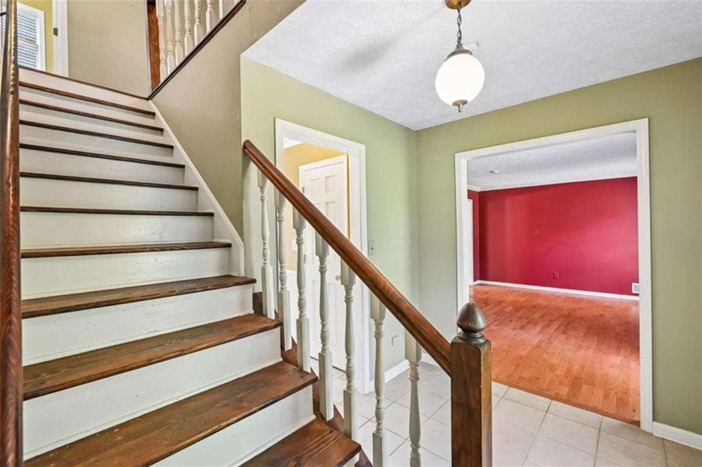 3 bedroom, 3 bathroom, 2,345 sq ft single family residence under contract at 6092 Lakeshore Drive, Mableton, GA 30126 — photo 5