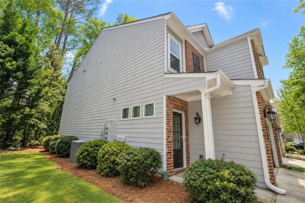 3 bedroom, 3 bathroom, 1,836 sq ft townhouse for sale at 2431 Norwood Park Crossing, Atlanta, GA 30340 — photo 3