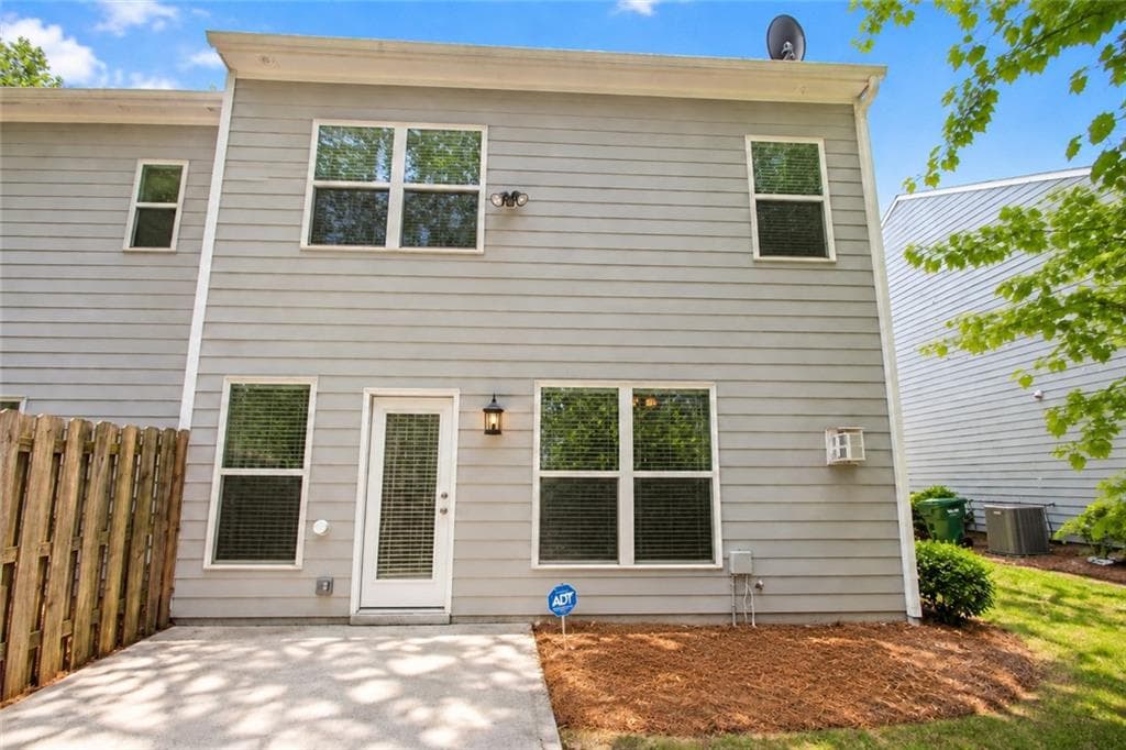 3 bedroom, 3 bathroom, 1,836 sq ft townhouse for sale at 2431 Norwood Park Crossing, Atlanta, GA 30340 — photo 5