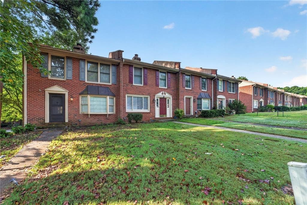 2 bedroom, 3 bathroom, 1,320 sq ft townhouse for sale at 6094 Queen Anne Court, Norcross, GA 30093 — photo 2