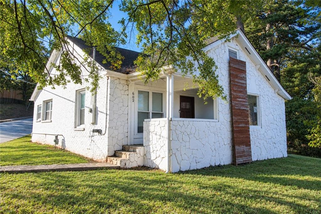 2 bedroom, 2 bathroom, 1,675 sq ft single family residence for sale at 602 W Lake Avenue, Atlanta, GA 30318 — photo 1 of 36