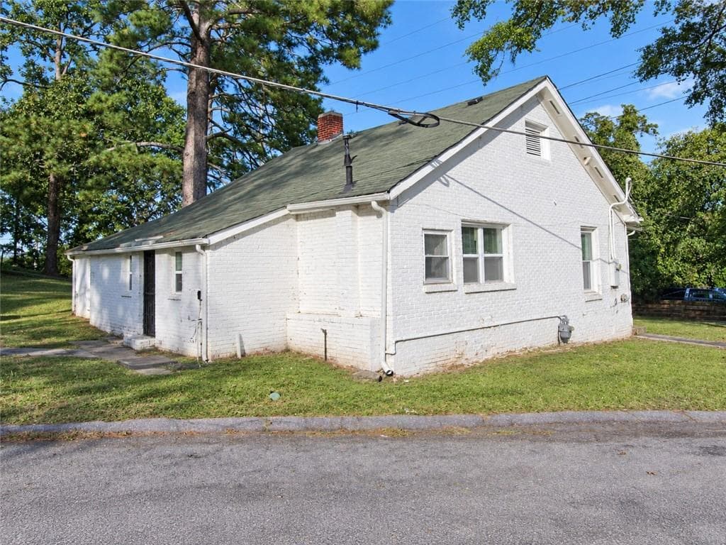2 bedroom, 2 bathroom, 1,675 sq ft single family residence for sale at 602 W Lake Avenue, Atlanta, GA 30318 — photo 2