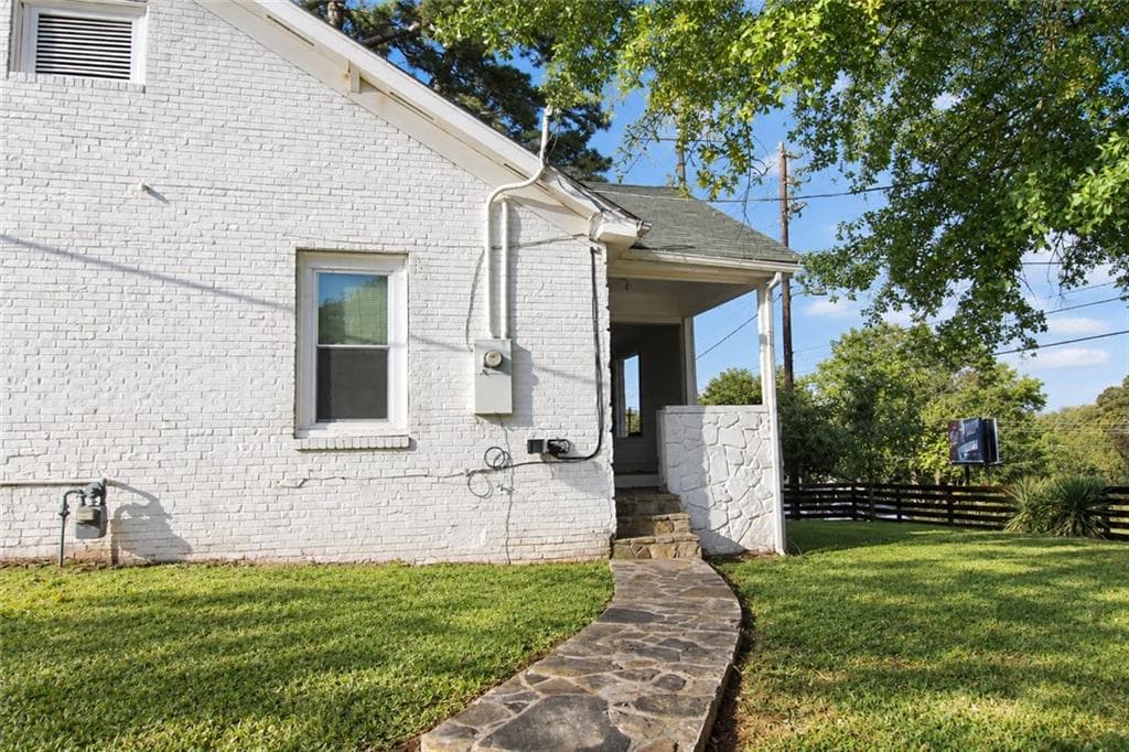 2 bedroom, 2 bathroom, 1,675 sq ft single family residence for sale at 602 W Lake Avenue, Atlanta, GA 30318 — photo 3