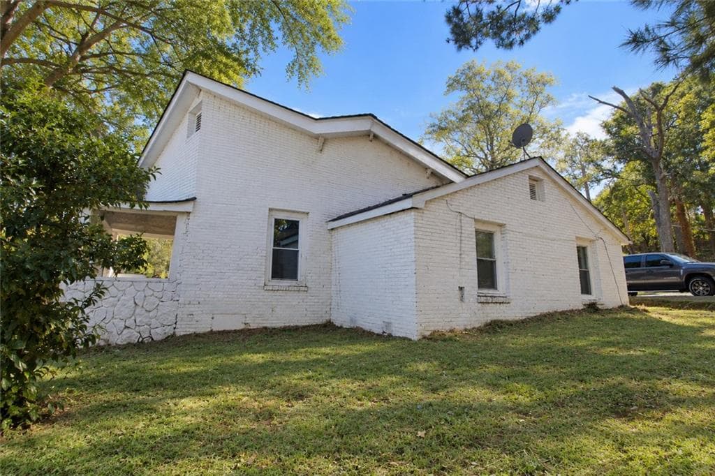2 bedroom, 2 bathroom, 1,675 sq ft single family residence for sale at 602 W Lake Avenue, Atlanta, GA 30318 — photo 5