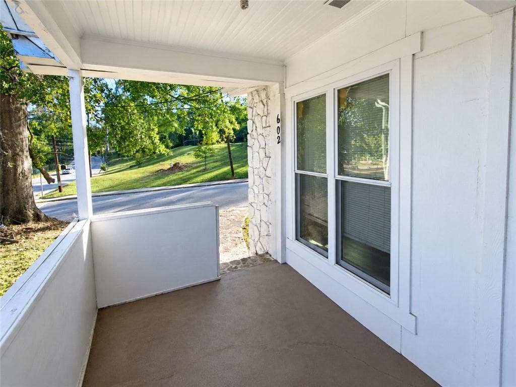 2 bedroom, 2 bathroom, 1,675 sq ft single family residence for sale at 602 W Lake Avenue, Atlanta, GA 30318 — photo 8