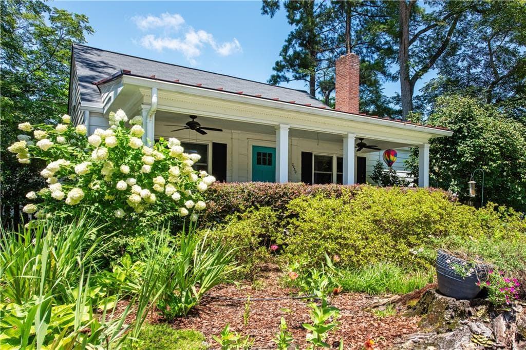 2 bedroom, 1 bathroom single family residence under contract at 2430 Shenandoah Avenue, Atlanta, GA 30305 — photo 3